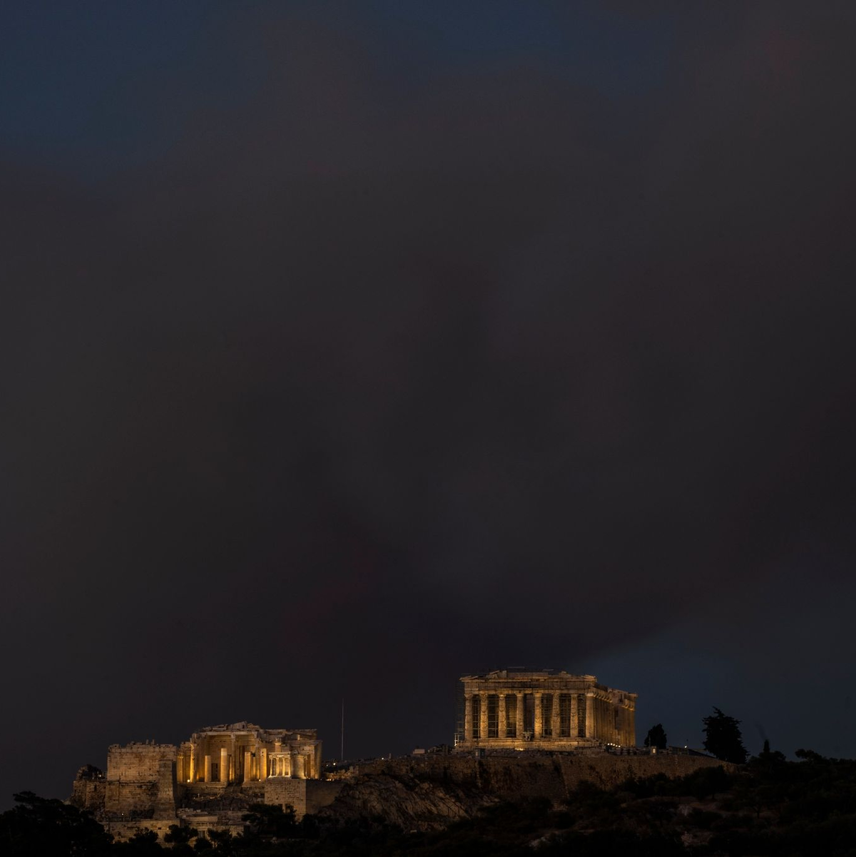 Ein Einheimischer flieht vor den Flammen von einem Waldbrand im Dorf Gennadi auf der griechischen Insel Rhodos. - Foto: Petros Giannakouris/AP/dpa