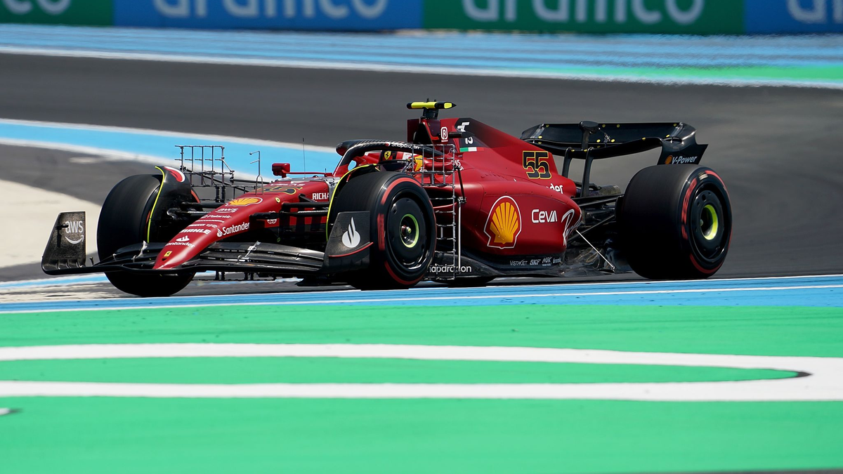 Carlos Sainz rast im Ferrari um die Strecke. - Foto: Hasan Bratic/dpa