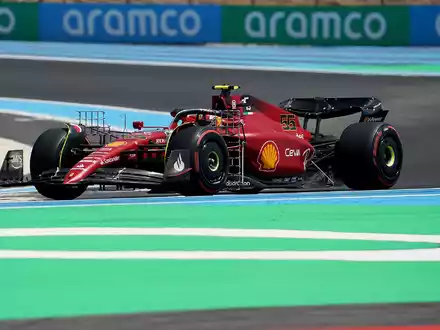 Carlos Sainz rast im Ferrari um die Strecke. - Foto: Hasan Bratic/dpa