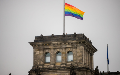 Die Demonstration des DGB zum 1. Mai in Berlin zieht über die Karl-Marx-Allee Richtung Rotes Rathaus. - Foto: Christoph Soeder/dpa Die Demonstration des DGB zum 1. Mai in Berlin zieht über die Karl-Marx-Allee Richtung Rotes Rathaus. - Foto: Christoph Soeder/dpa
