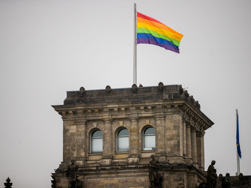 Die Demonstration des DGB zum 1. Mai in Berlin zieht über die Karl-Marx-Allee Richtung Rotes Rathaus. - Foto: Christoph Soeder/dpa