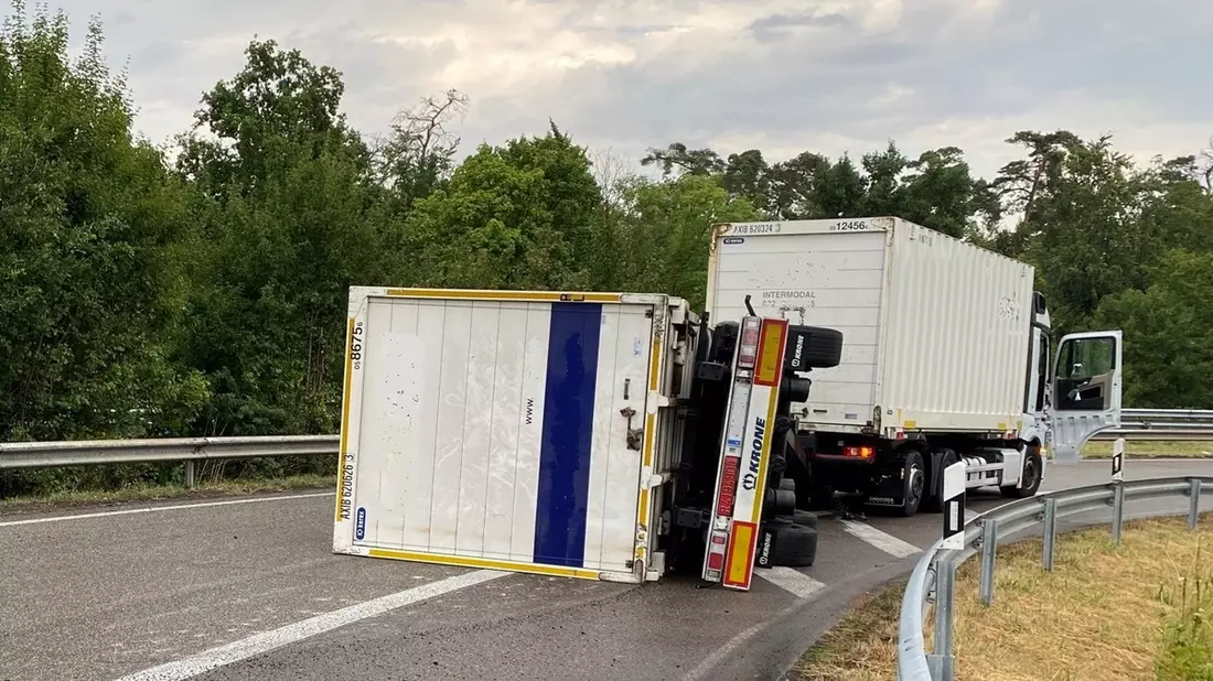 POL-SE: BAB 23 / Rellingen - Lkw-Fahrer legt auf Beschleunigungsstreifen eine Pause ein und ist nicht fahrtüchtig - Bild: presseportal.de