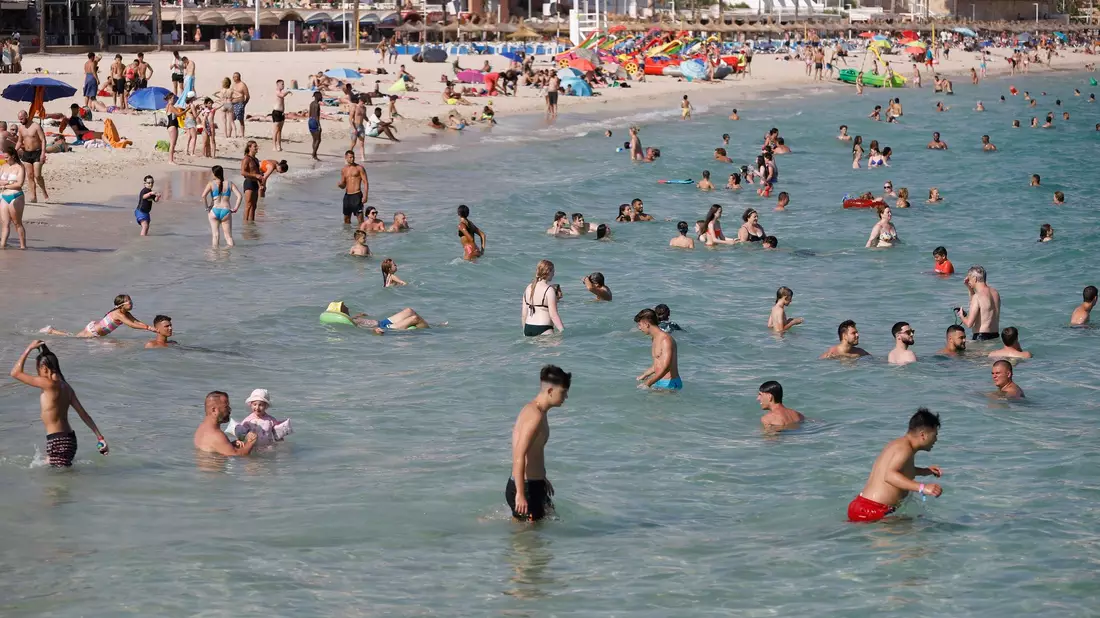 Abkühlung im Mittelmeer. - Bild: Clara Margais/dpa