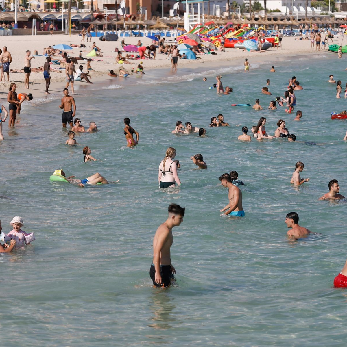 Abkühlung im Mittelmeer. - Foto: Clara Margais/dpa