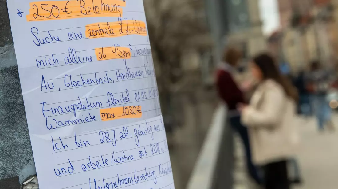 Studentinnen und Studenten auf Wohnungssuche müssen einer aktuellen Studie zufolge immer tiefer in die Tasche greifen. (Symbolbild) - Bild: Peter Kneffel/dpa