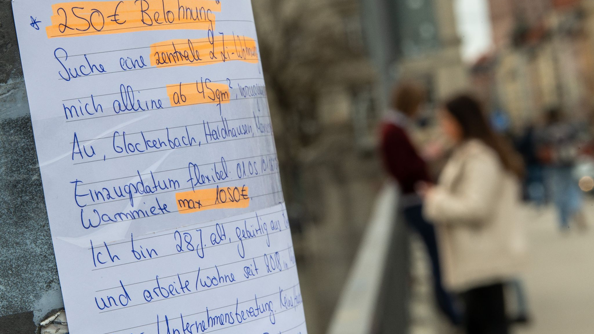 Studentinnen und Studenten auf Wohnungssuche müssen einer aktuellen Studie zufolge immer tiefer in die Tasche greifen. (Symbolbild) - Foto: Peter Kneffel/dpa