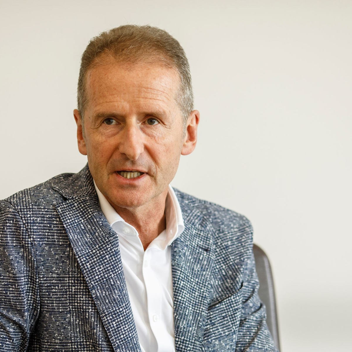 Ex-VW-Chef Herbert Diess unterstützt den strikten Sparkurs seines Nachfolgers Oliver Blume. (Archivbild) - Foto: Carsten Koall/dpa