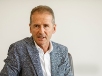 Ex-VW-Chef Herbert Diess unterstützt den strikten Sparkurs seines Nachfolgers Oliver Blume. (Archivbild) - Foto: Carsten Koall/dpa