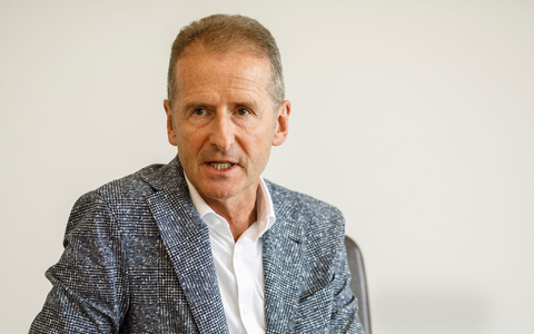 Ex-VW-Chef Herbert Diess unterstützt den strikten Sparkurs seines Nachfolgers Oliver Blume. (Archivbild) - Foto: Carsten Koall/dpa