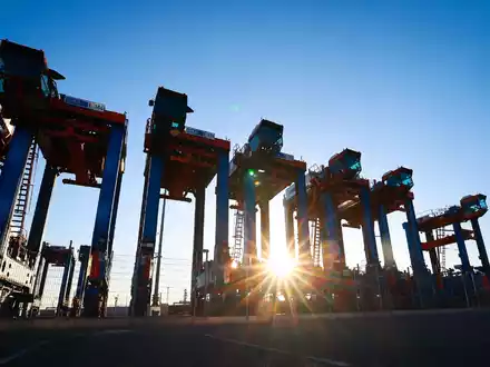 15 Prozent Zoll auf Exporte in die USA belasten den Außenhandel. (Symbolbild) - Foto: Christian Charisius/dpa