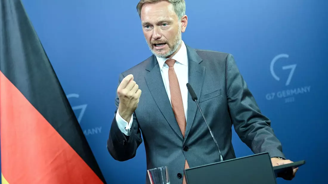 Bundesfinanzminister Christian Lindner will 2025 Bürgerinnen und Bürger mit dem Klimageld entlasten. - Bild: Britta Pedersen/dpa