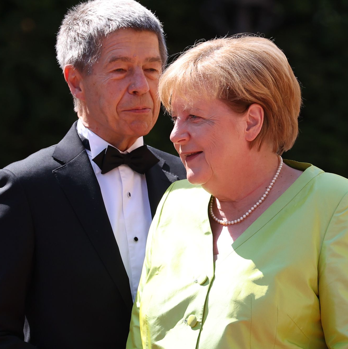 Goldfarbene Wagner-Figuren des Konzeptkünstler Ottmar Hörl stehen im Rahmen der Kunstinstallation «You're welcome» vor dem Festspielhaus. - Foto: Daniel Karmann/dpa