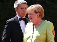 Goldfarbene Wagner-Figuren des Konzeptkünstler Ottmar Hörl stehen im Rahmen der Kunstinstallation «You're welcome» vor dem Festspielhaus. - Foto: Daniel Karmann/dpa