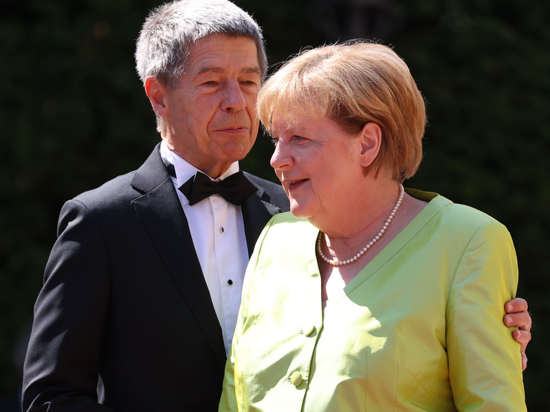 Goldfarbene Wagner-Figuren des Konzeptkünstler Ottmar Hörl stehen im Rahmen der Kunstinstallation «You're welcome» vor dem Festspielhaus. - Foto: Daniel Karmann/dpa