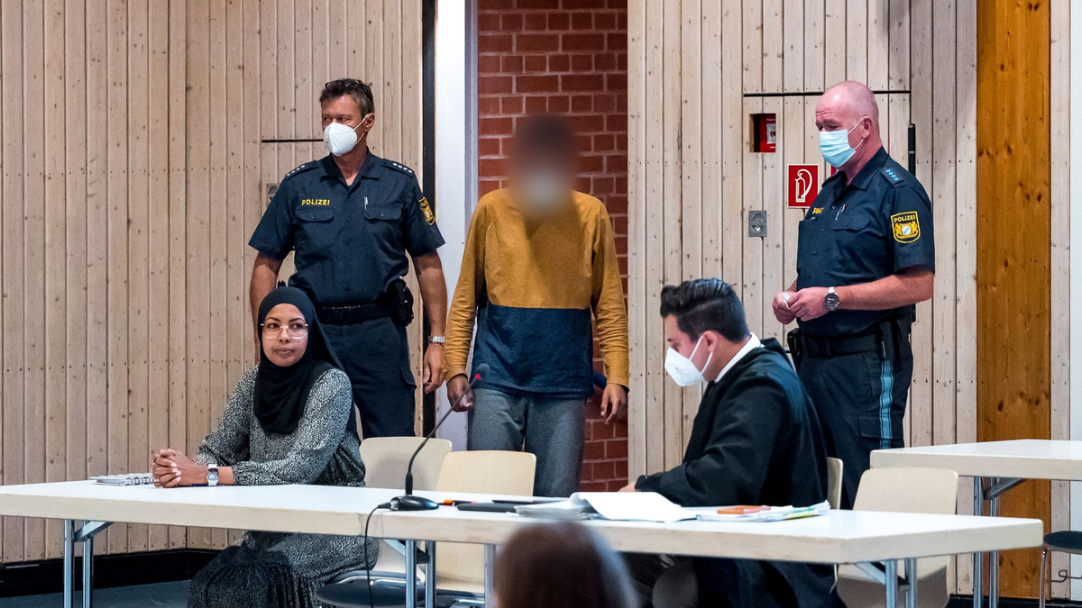 «Gefestigte judenfeindliche und rechtsextreme Geisteshaltung»: Der Beschuldigte (r.) und sein Anwalt. - Foto: Daniel Vogl/dpa