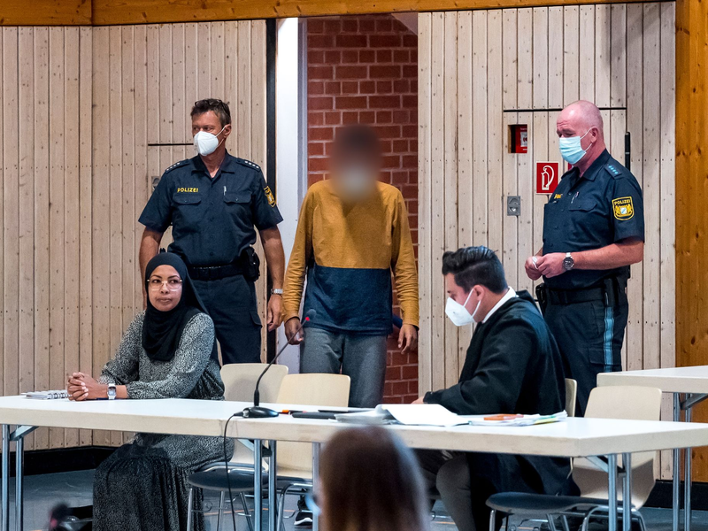 Der Angeklagte (r) wird in den Gerichtssaal geführt. Der Tod eines zehnjährigen Mädchens in einem Kinderheim in Oberfranken hat im Frühjahr 2023 weit über die Region hinaus Entsetzen ausgelöst. - Foto: Daniel Vogl/dpa