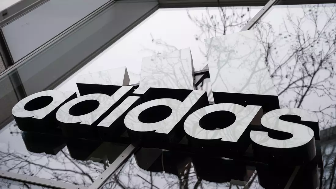 Der weltweit zweitgrößte Sportartikelhersteller Adidas ist zurück auf Wachstumskurs. (Archivbild) - Bild: Christophe Gateau/dpa