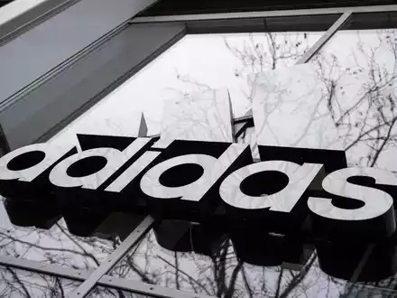 Der weltweit zweitgrößte Sportartikelhersteller Adidas ist zurück auf Wachstumskurs.  - Foto: Christophe Gateau/dpa
