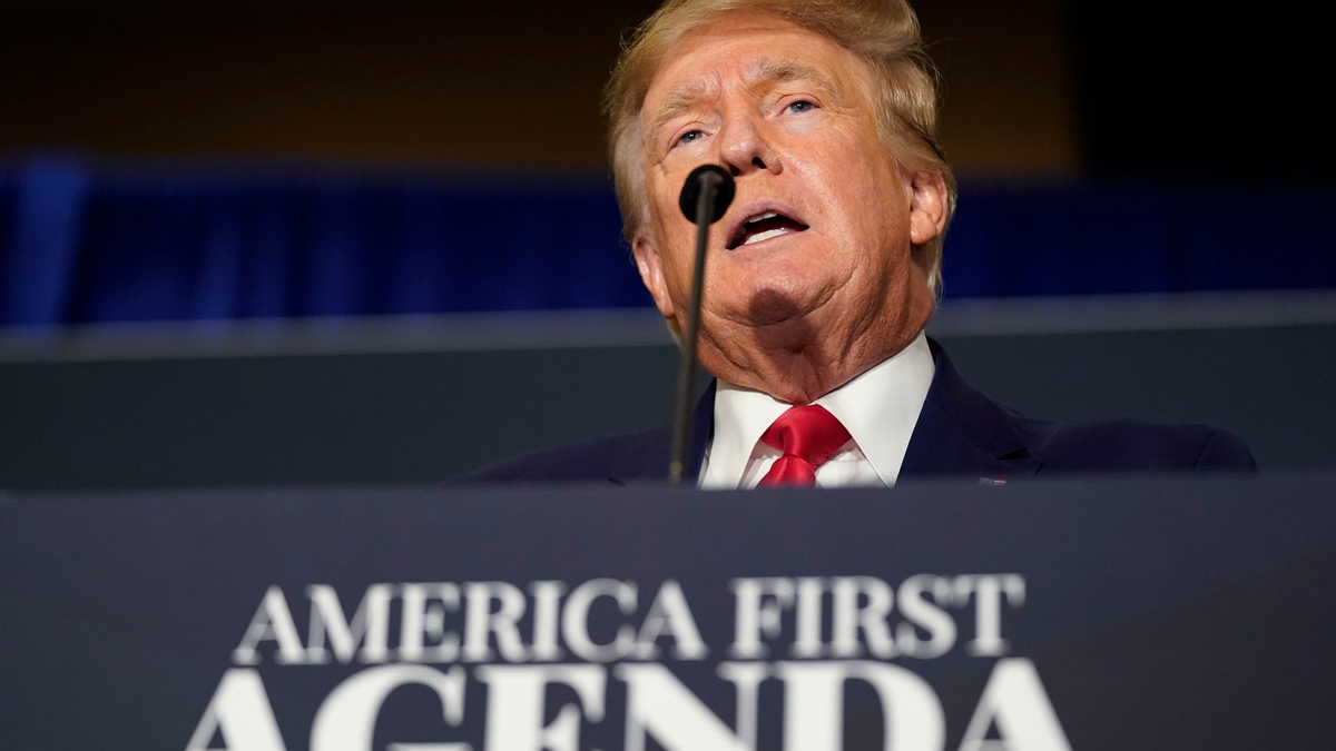 Donald Trump bei einer Veranstaltung auf seinem Anwesen Mar-a-Lago in Florida. Dem ehemaligen US-Präsidenten steht ein weiterer Gerichtsprozess bevor. - Foto: Andrew Harnik/AP/dpa