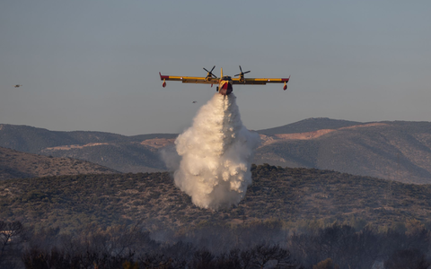Ein Monitor informiert Autofahrer in Athen vor der hohen Brandgefahr. - Foto: Lefteris Partsalis/XinHua/dpa