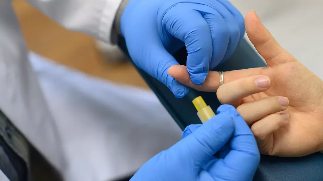 Mit einem Bluttest kann festgestellt werden, ob jemand mit HIV infiziert ist. (Archivbild) - Bild: Klaus-Dietmar Gabbert/dpa-Zentralbild/ZB