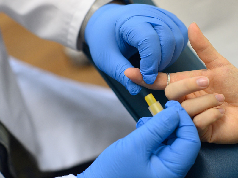 Mit einem Bluttest kann festgestellt werden, ob jemand mit HIV infiziert ist. (Archivbild) - Foto: Klaus-Dietmar Gabbert/dpa-Zentralbild/ZB