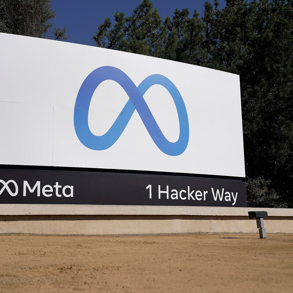 Das Logo von Meta ist in der Unternehmenszentrale in Menlo Park, Kalifornien, zu sehen. - Foto: Tony Avelar/AP/dpa