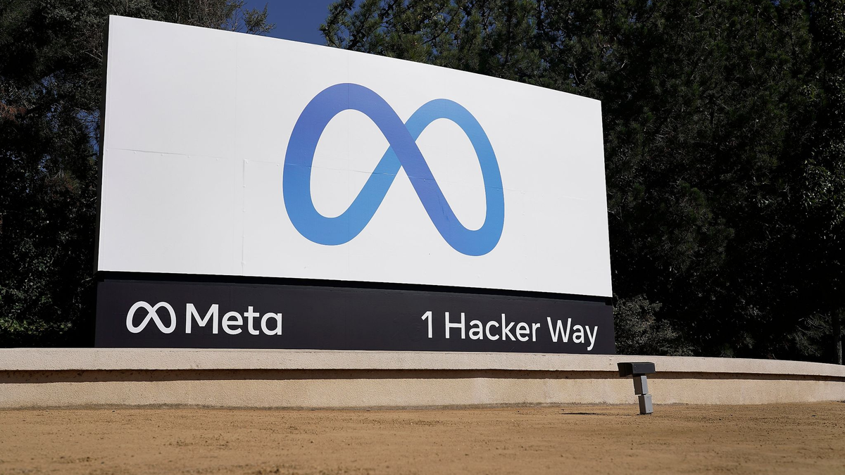 Das Logo von Meta vor der Unternehmenszentrale in Menlo Park, Kalifornien. Meta musste die Clip-Plattform Giphy verkaufen - und verlor dabei viele Millionen. - Foto: Tony Avelar/AP/dpa
