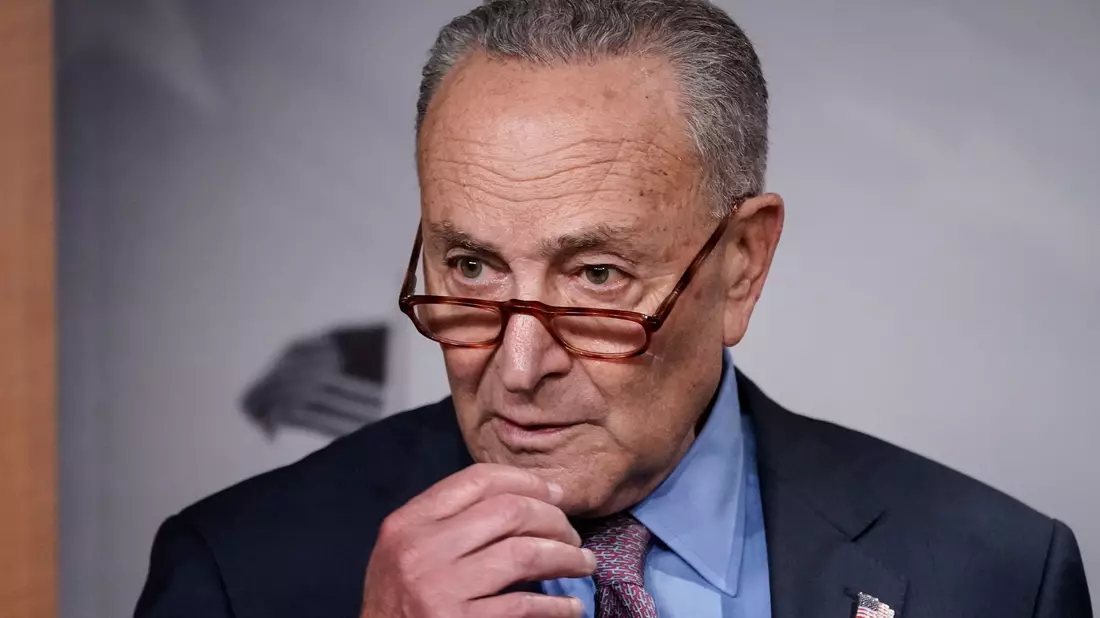 Nach einigem Widerstand gegen einen Haushaltsentwurf der Republikaner lenkt der demokratische Minderheitsführer im Senat, Chuck Schumer, nun ein. (Archivbild) - Bild: J. Scott Applewhite/AP/dpa