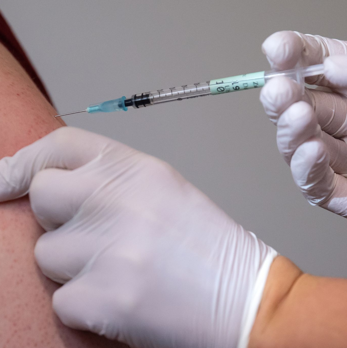 Erneute Impfungen gegen Corona werden Risikopersonen weiter empfohlen. (Archivbild) - Foto: Sven Hoppe/dpa