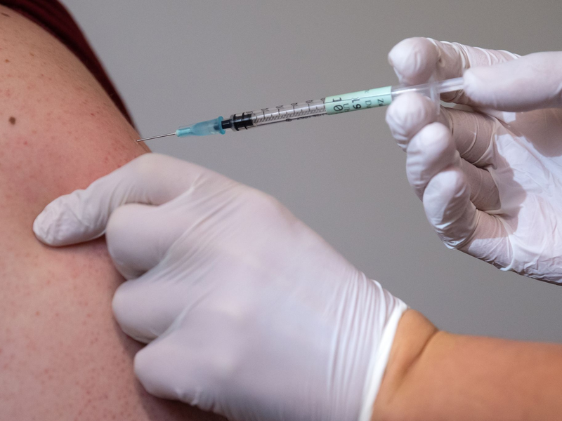 Erneute Impfungen gegen Corona werden Risikopersonen weiter empfohlen. (Archivbild) - Foto: Sven Hoppe/dpa