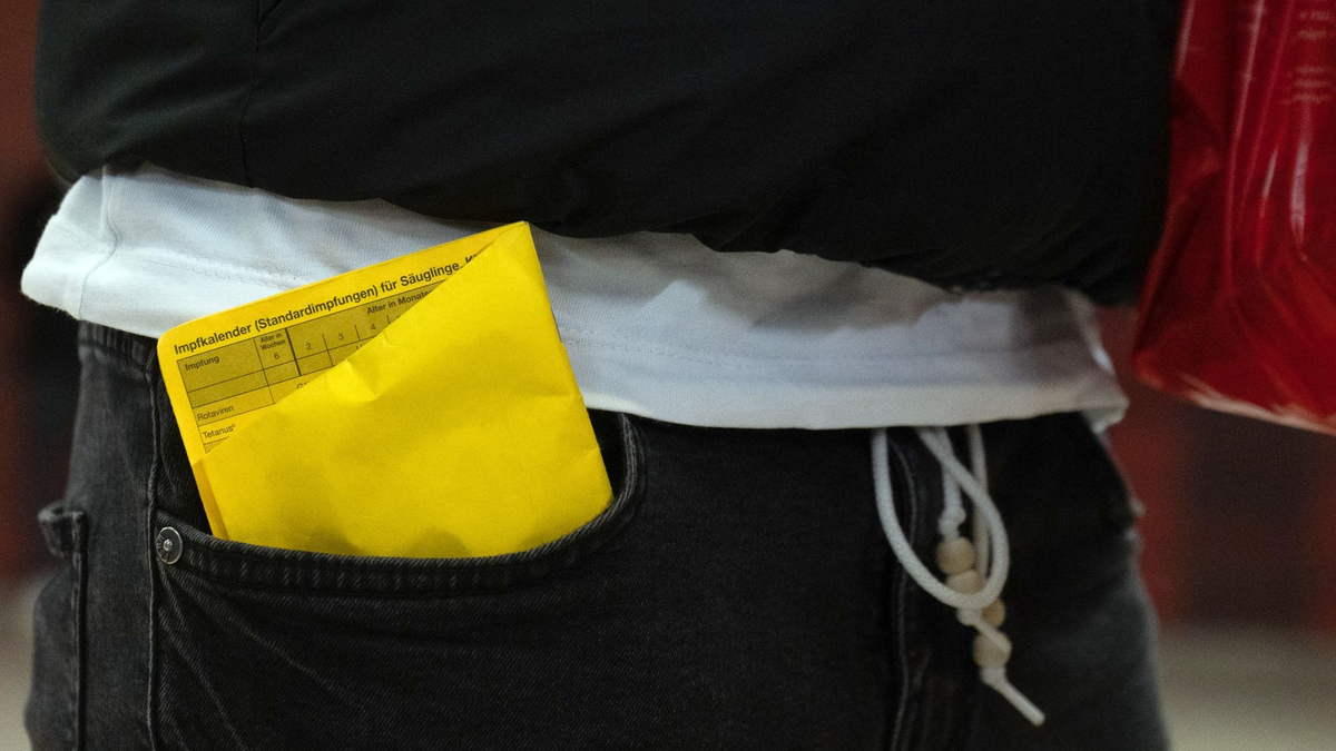 HPV wird über direkten Kontakt von Mensch zu Mensch übertragen (Symbolbild). - Foto: Sebastian Gollnow/dpa