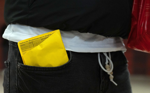 HPV wird ĂŒber direkten Kontakt von Mensch zu Mensch ĂŒbertragen (Symbolbild). - Foto: Sebastian Gollnow/dpa HPV wird ĂŒber direkten Kontakt von Mensch zu Mensch ĂŒbertragen (Symbolbild). - Foto: Sebastian Gollnow/dpa