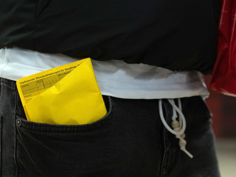 HPV wird über direkten Kontakt von Mensch zu Mensch übertragen (Symbolbild). - Foto: Sebastian Gollnow/dpa