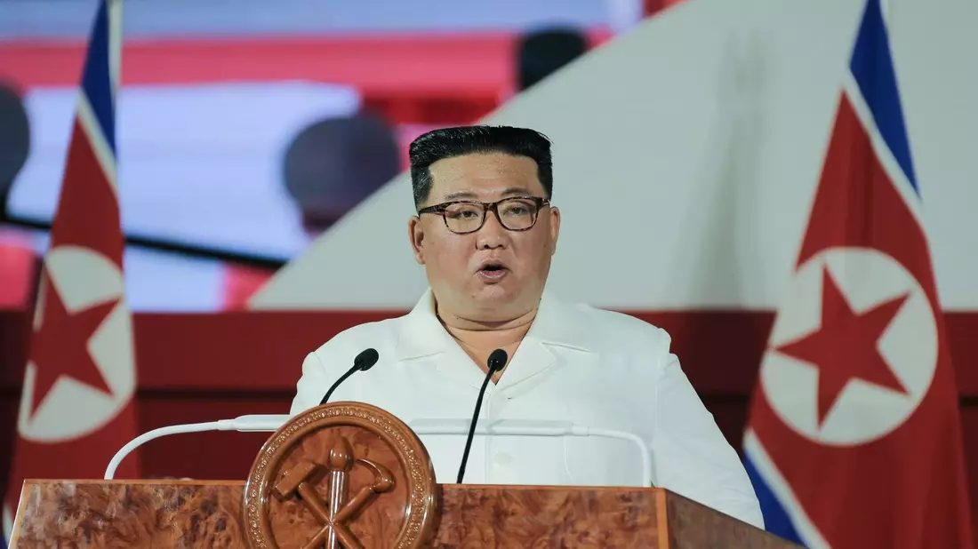 Kim Jong Un (r) und Kim Myeong-Uk, Kommandeur der Seestreitkräfte, beobachten den Test eines strategischen Marschflugkörpers. Das Bild wurde von der nordkoreanischen Regierung zur Verfügung gestellt. - Bild: KCNA/dpa