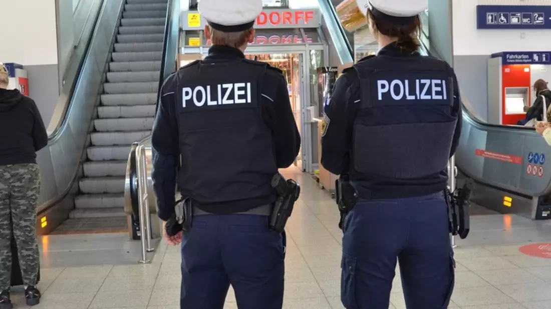 Bundespolizeidirektion München: 18-Jähriger will Bundespolizisten die Rolltreppe hinunterstoßen - Bild: presseportal.de