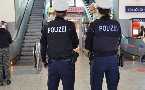 Bundespolizeidirektion München: 18-Jähriger will Bundespolizisten die Rolltreppe hinunterstoßen - Foto: presseportal.de