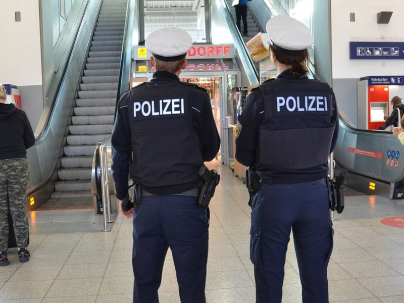 Bundespolizeidirektion München: 18-Jähriger will Bundespolizisten die Rolltreppe hinunterstoßen - Foto: presseportal.de