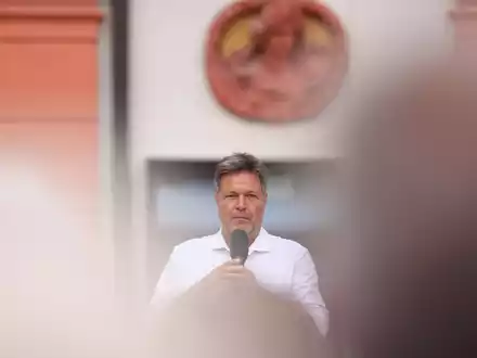 Er ist wieder da: Robert Habeck ist zurück auf der Plattform X. - Foto: Soeren Stache/dpa