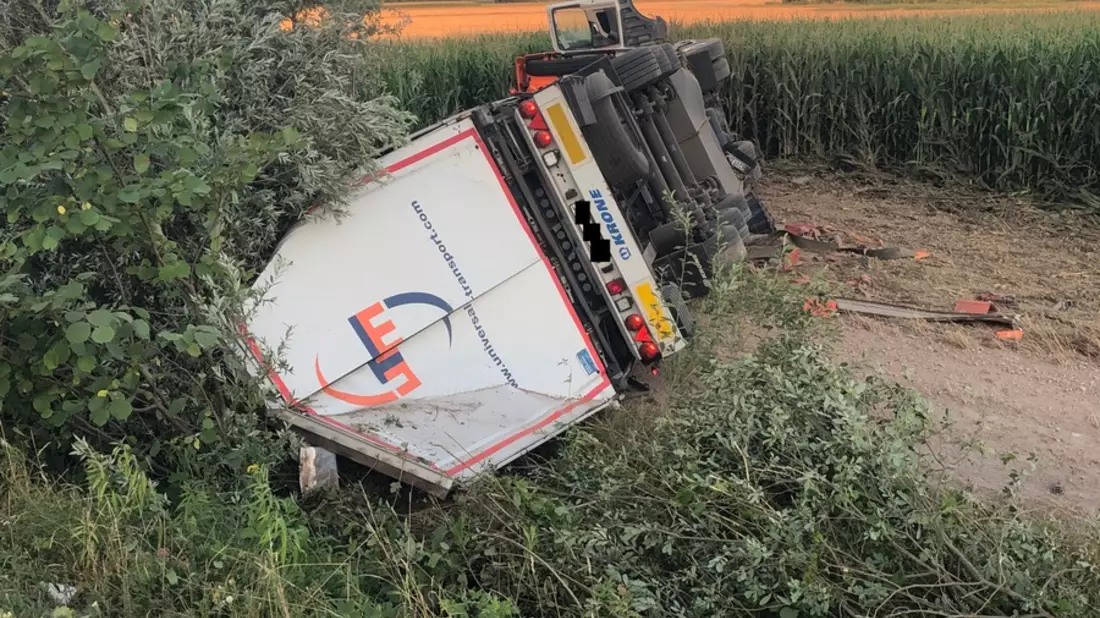 LPI-NDH: Lkw verunfallt - hoher Sachschaden verursacht - Bild: presseportal.de