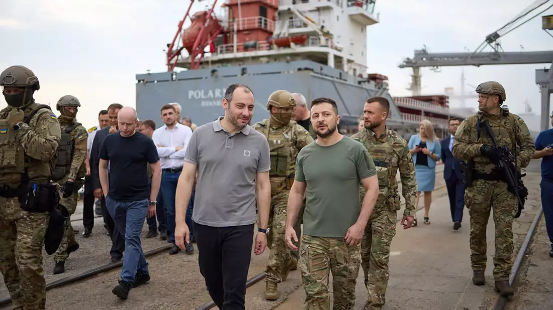 Das vom Pressebüro des ukrainischen Präsidenten zur Verfügung gestellte Foto zeigt 
ein beschädigtes Wohnhaus in einem Wohngebiet, das am 2. März 2024 von Russland angegriffen wurde. - Bild: Uncredited/Ukrainian Presidential Press Office/AP/dpa