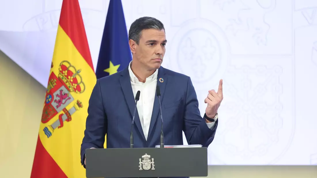 Die Parlamentswahl war eigentlich für das Jahresende erwartet worden. Jetzt hat Spaniens Regierungschef Pedro Sánchez aber unmittelbar auf das Ergebnis bei den Regionalwahlen reagiert. - Bild: Eduardo Parra/EUROPA PRESS/dpa