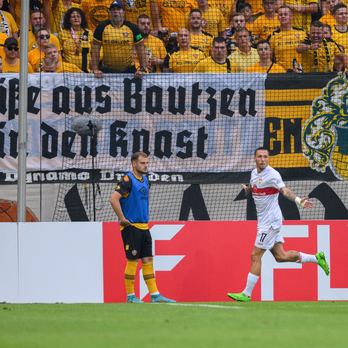 taliens Spieler jubeln über den Treffer zum 1:1. - Foto: Robert Michael/dpa