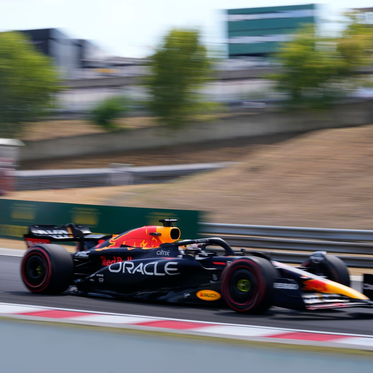 Mit Weltmeister-Helm: Max Verstappen war auch im Großen Preis von Katar nicht einzuholen. - Foto: Darko Bandic/AP/dpa