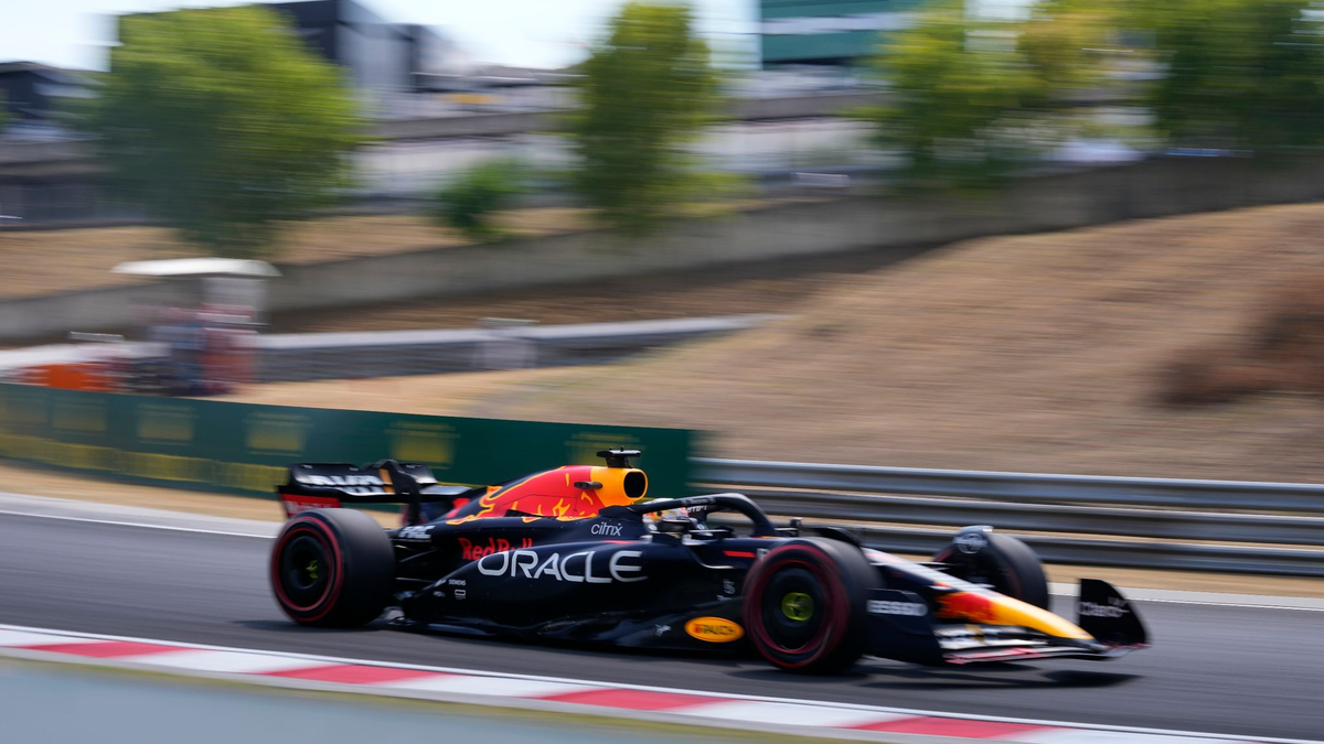 Der Niederländer Max Verstappen steuert den Red-Bull-Boliden über die Strecke in Dschidda. - Foto: Darko Bandic/AP/dpa