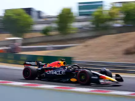 Mit Weltmeister-Helm: Max Verstappen war auch im Großen Preis von Katar nicht einzuholen. - Foto: Darko Bandic/AP/dpa