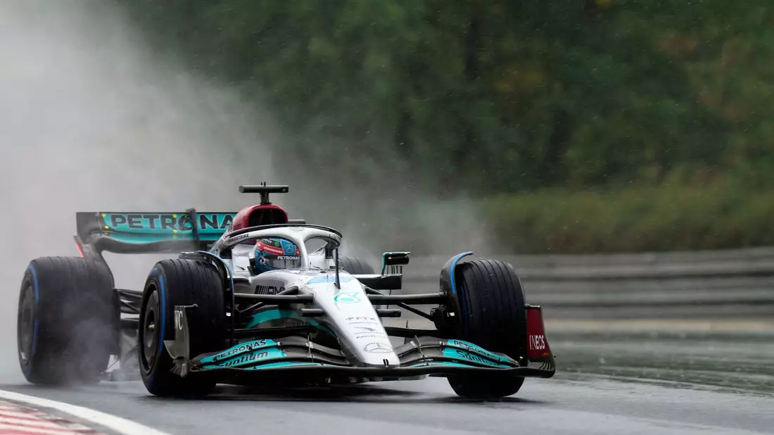 Würde sich über Max Verstappen als Teamkollegen freuen: Mercedes-Pilot George Russell. - Bild: Darko Bandic/AP/dpa