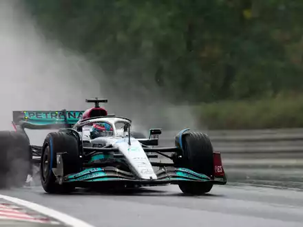 Würde sich über Max Verstappen als Teamkollegen freuen: Mercedes-Pilot George Russell. - Foto: Darko Bandic/AP/dpa