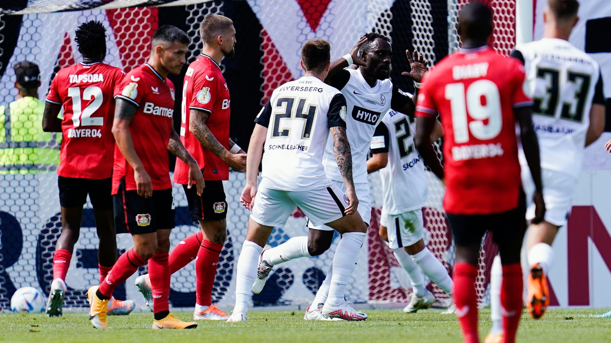 Frankfurts Aurelio Buta ist nach dem Pokal-Aus tief enttäuscht. - Foto: Uwe Anspach/dpa