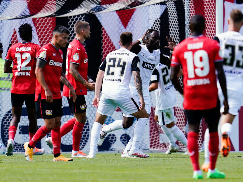 Frankfurts Aurelio Buta ist nach dem Pokal-Aus tief enttäuscht. - Foto: Uwe Anspach/dpa